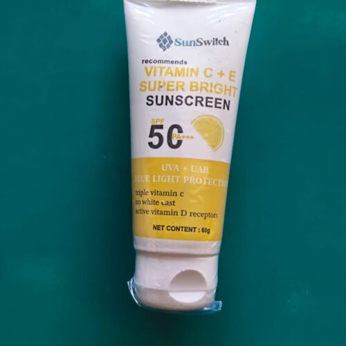 VITAMIN C + E  SUPER BRIGHT SUNSCREEN