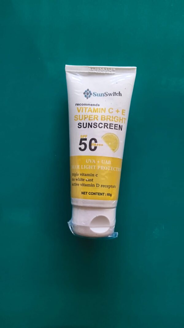 VITAMIN C + E  SUPER BRIGHT SUNSCREEN